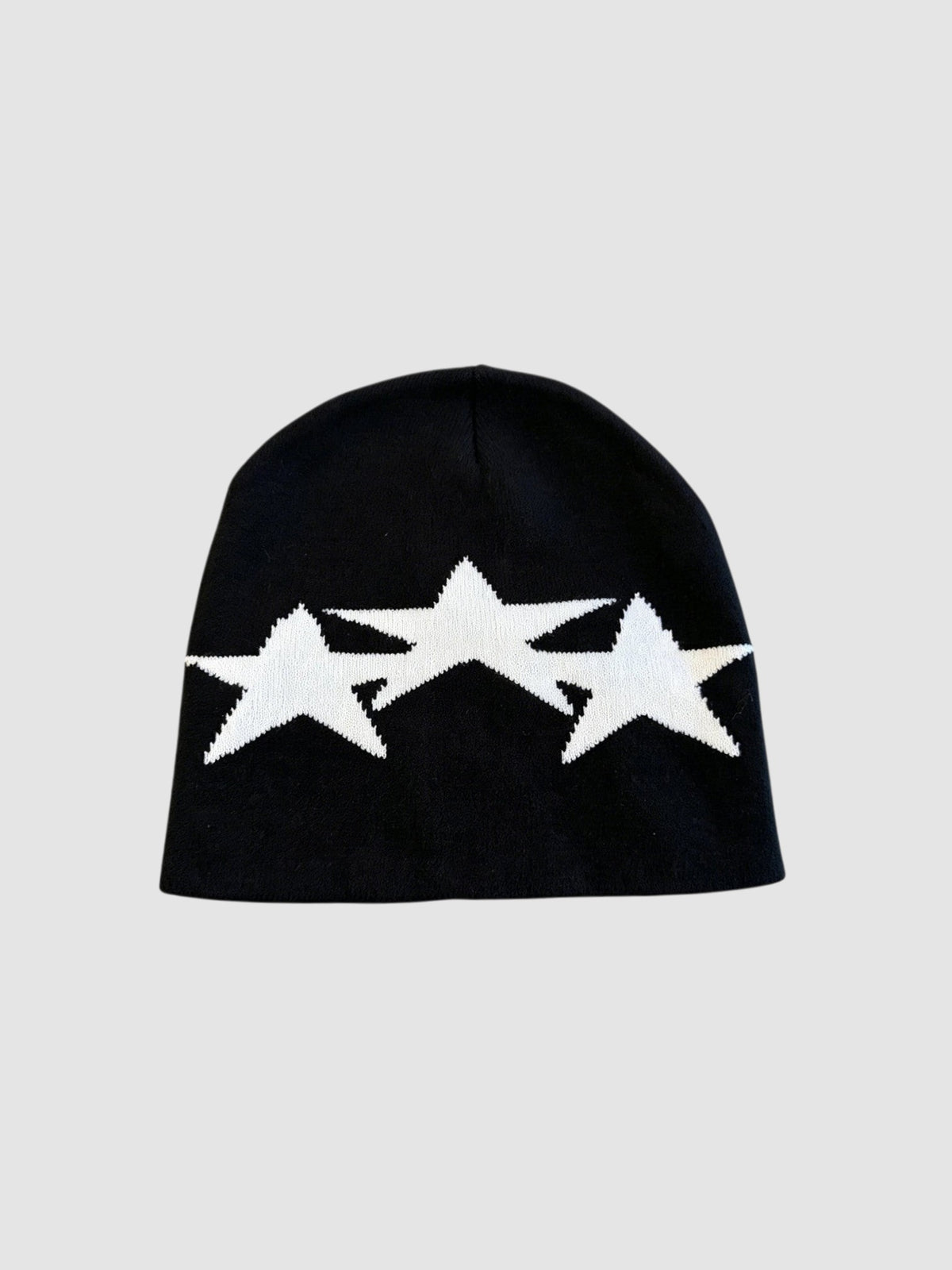 Y2K Studio Bonnet Étoile black acrylic beanie featuring three overlapping white star designs in a Y2K aesthetic.