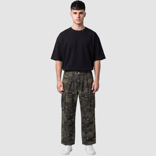 Y2K STUDIO model wearing high-waisted camouflage cargo pants with side pockets and a black t-shirt